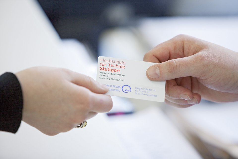 Bachelor Business Administration-Hands-Oriented-Card.jpg