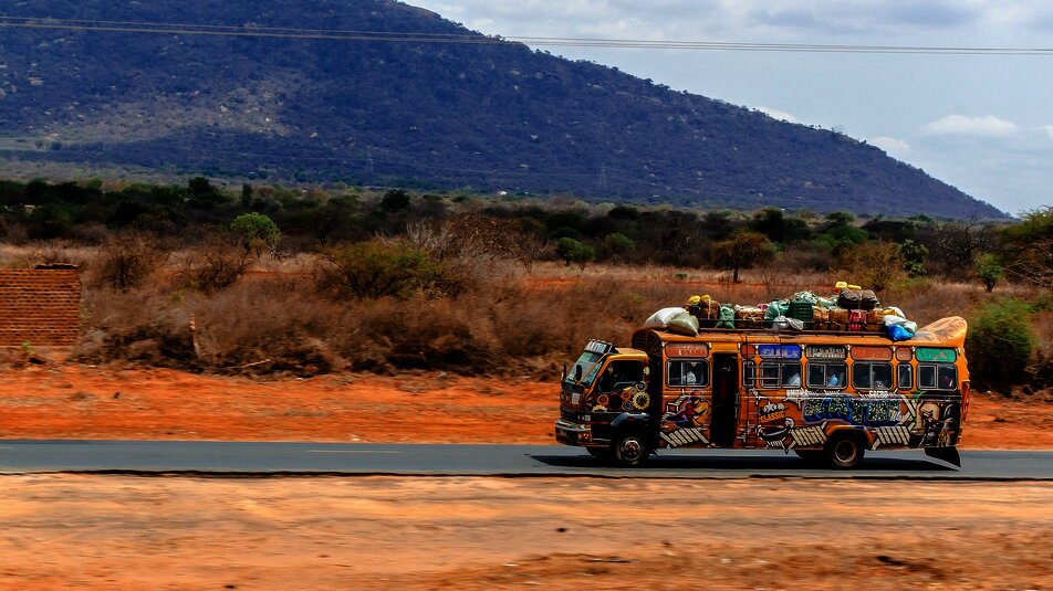 Ein beladener Bus in Kenia
