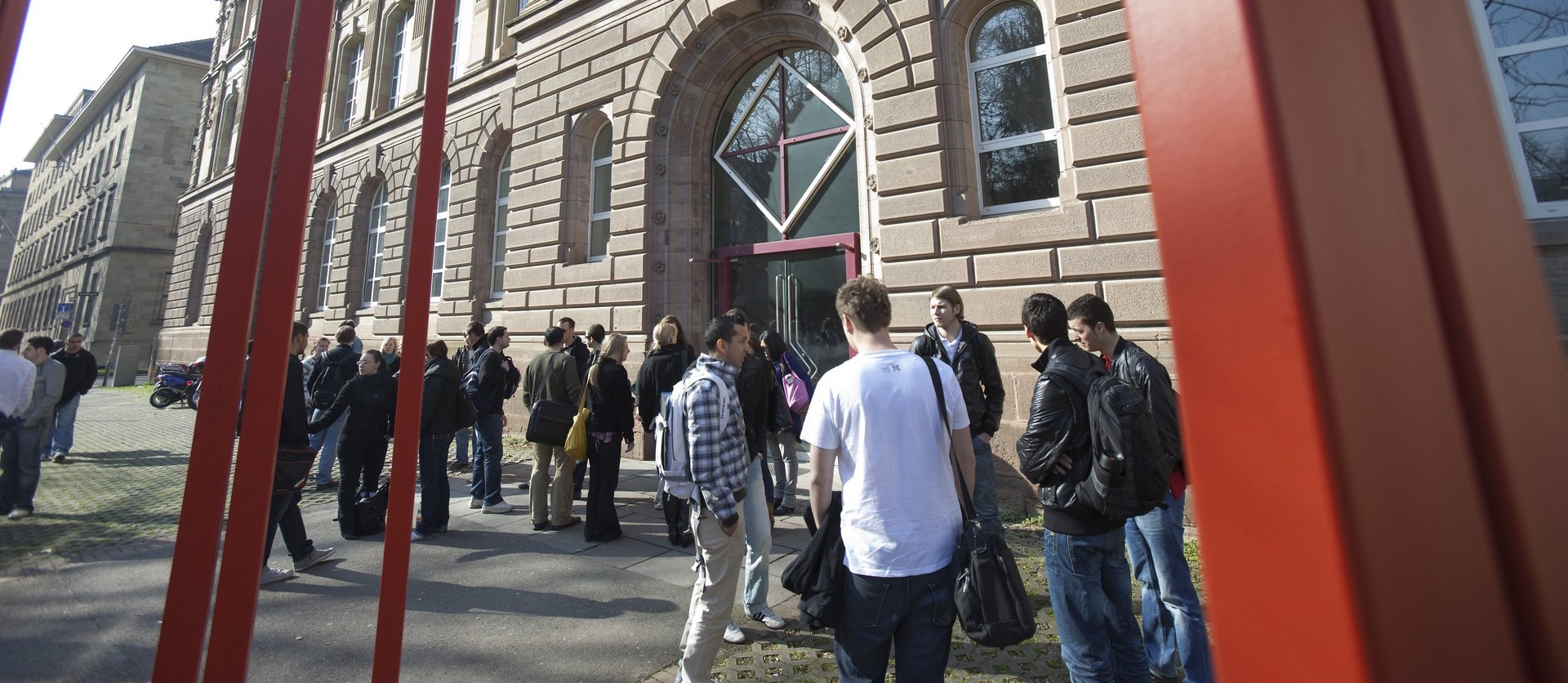 Viele Studenten stehen draußen zusammen