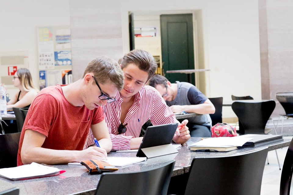 Bachelor business administration students-beim-lernen.jpg