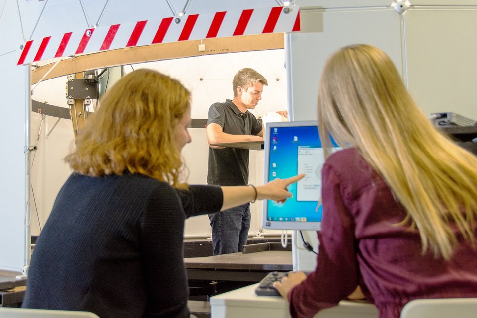 Studierende arbeiten am Computer im Labor für Tageslichtplanung