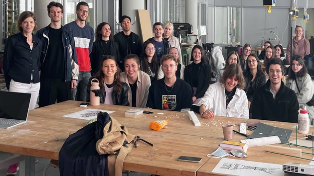 Gruppenbild Studierender mit Professorin mit Architekturmodell im Vordergrund