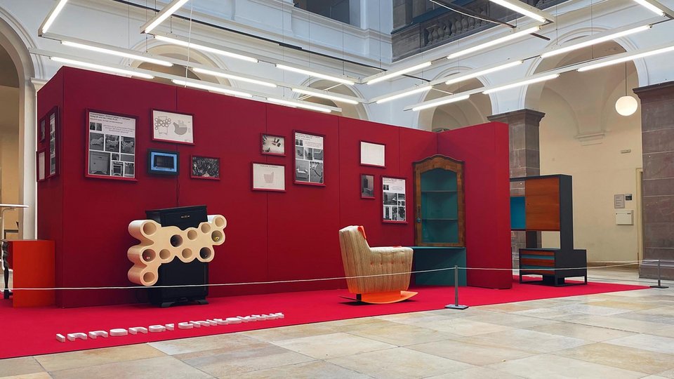 Gesamtansicht der Ausstellung von Möbelkonzepten – " Dialog alt und neu"