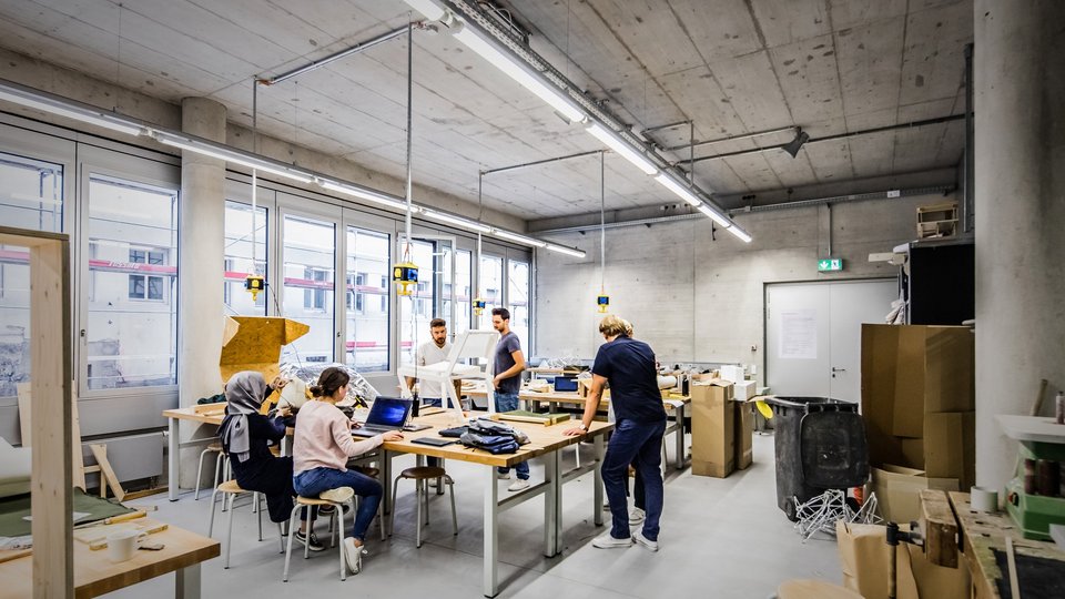 Studierende arbeiten in der Modellbauwerkstatt