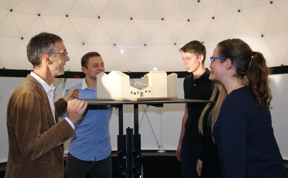 Studierende betrachten ein Modell im Labor für Tageslichtplanung