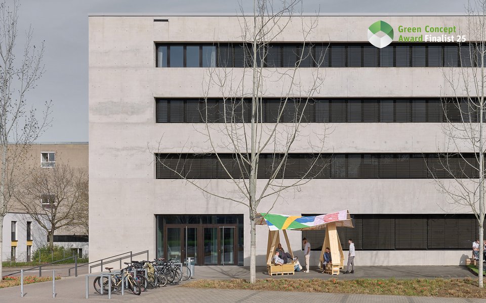 Reallabor The Dächle vor dem Fakultätsgebäude