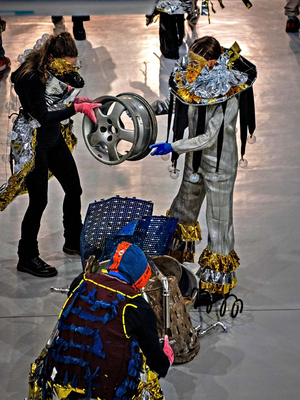 Studierende bei einer Performance bei der Eröffnung der BEST OF 2024 Ausstellung