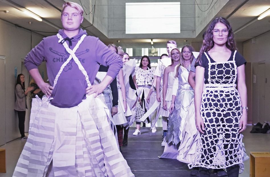 Studierende präsentieren Kleider aus Papier bei Modenschau
