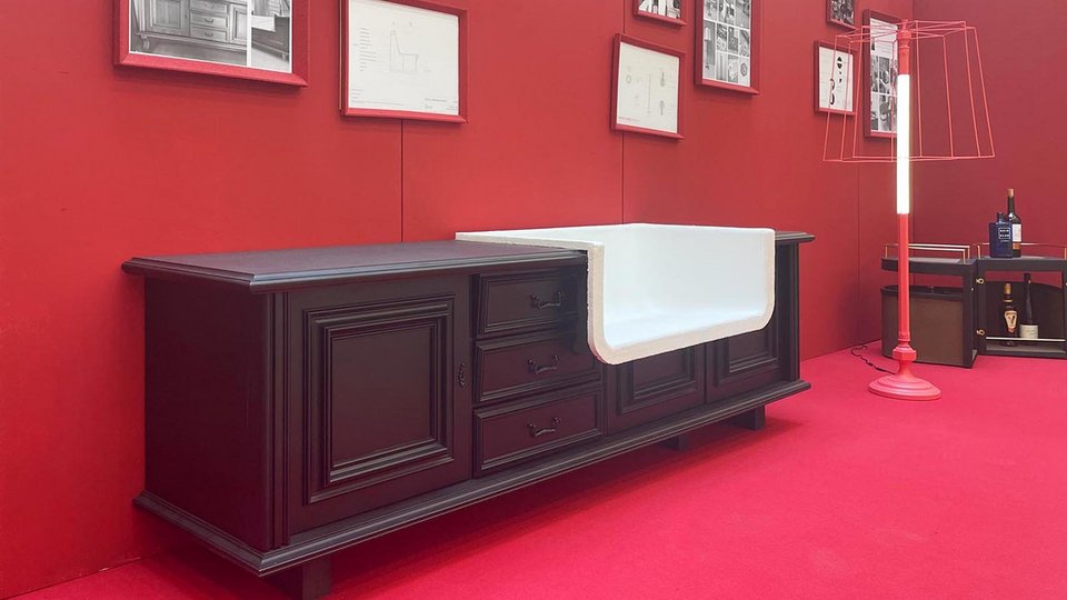 Detailansicht eines Möbelstücks der Ausstellung von Möbelkonzepten – " Dialog alt und neu"