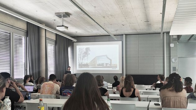 Grillen vor Bau 8 beim Case Study Tag 2023