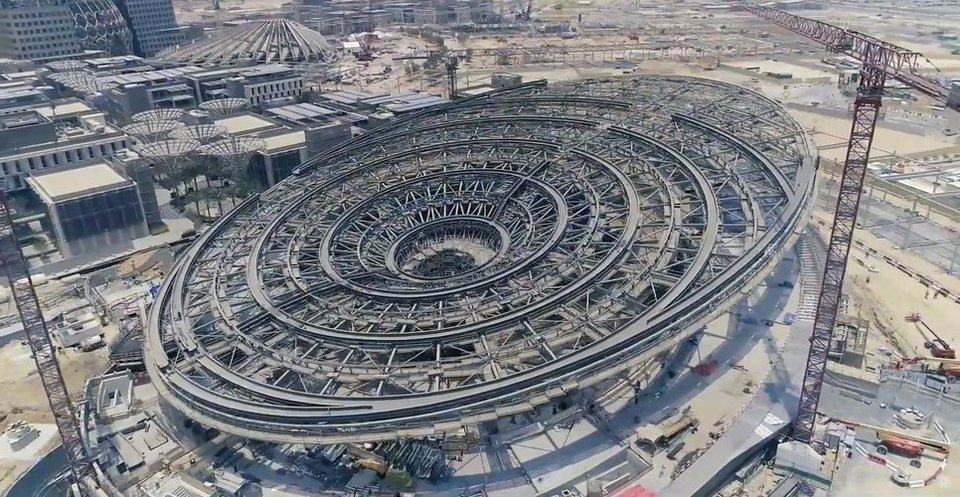 Eine Stahlkonstruktion im Bau