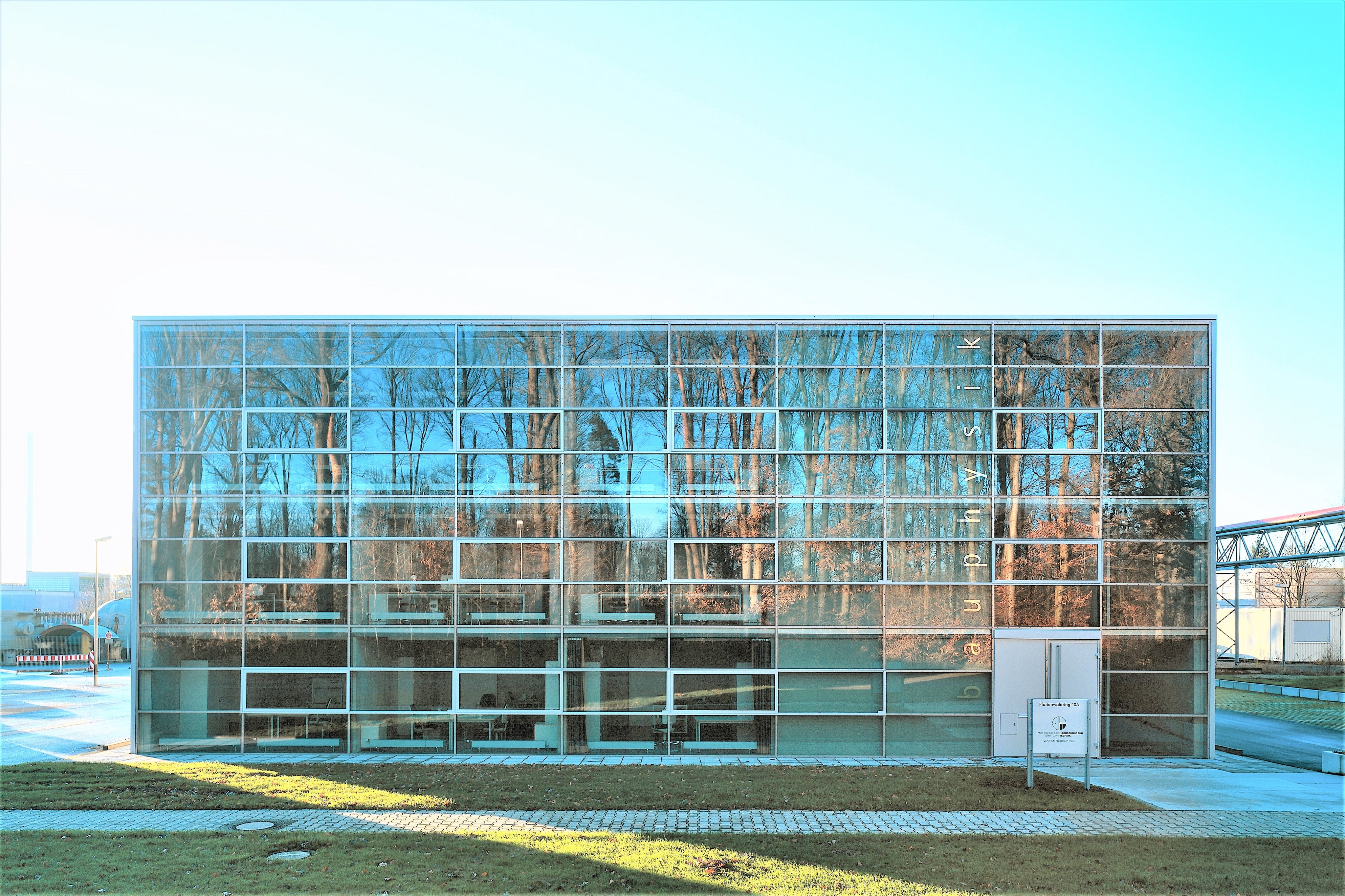 an einem Gebäude spiegelt sich die Landschaft