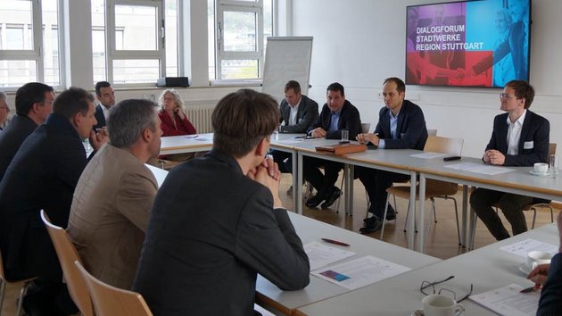 Besprechungsrunde im großen Kreis