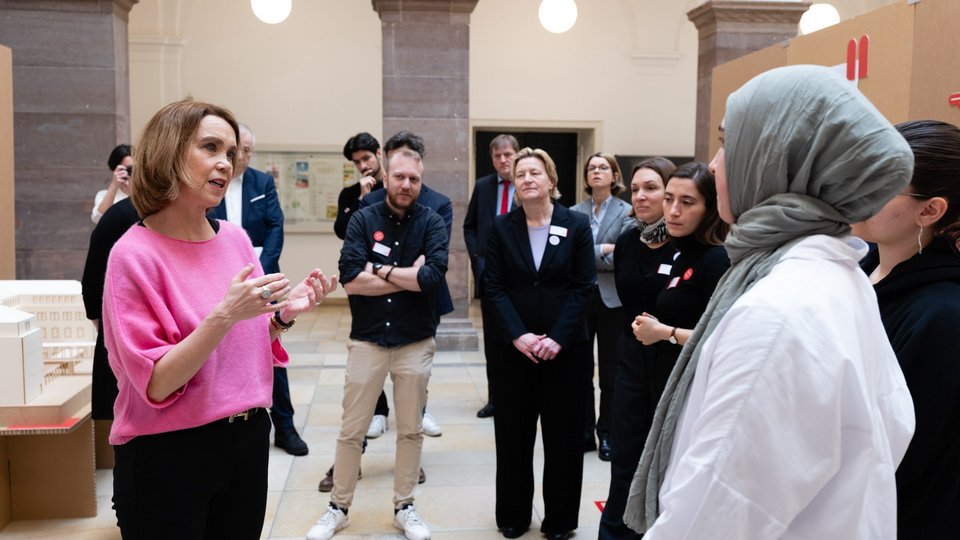 Besuch der Ministerin Olschowski an der HFT Stuttgart - im Gespräch