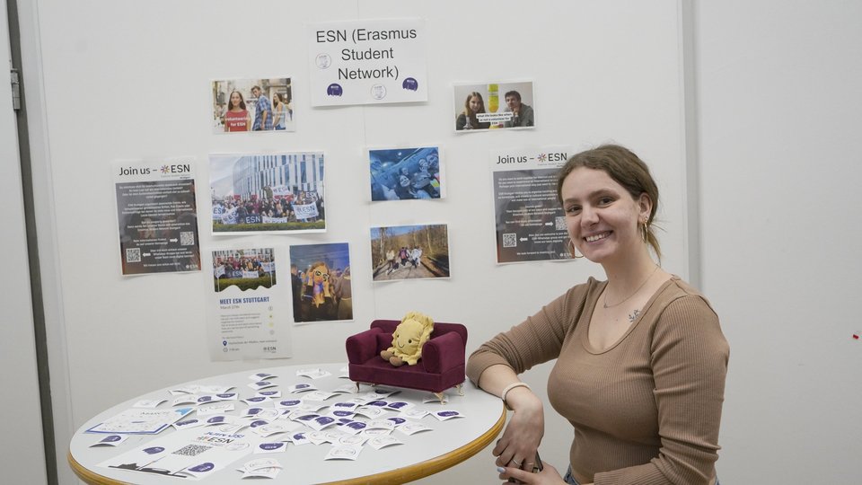 Eine Frau an einem Informationsstand