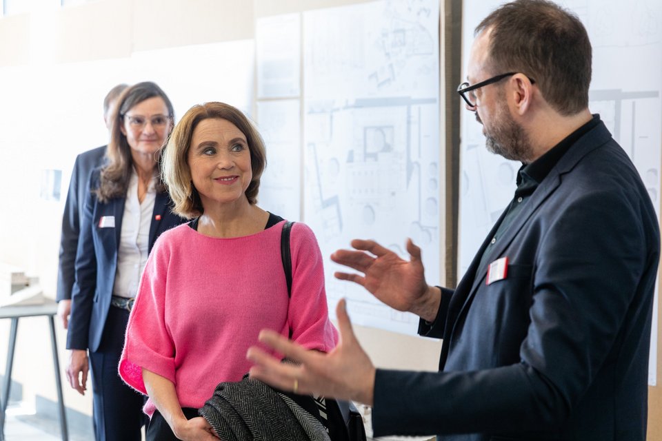Besuch von Ministerin Olschowski an der HFT Stuttgart - im Gespräch