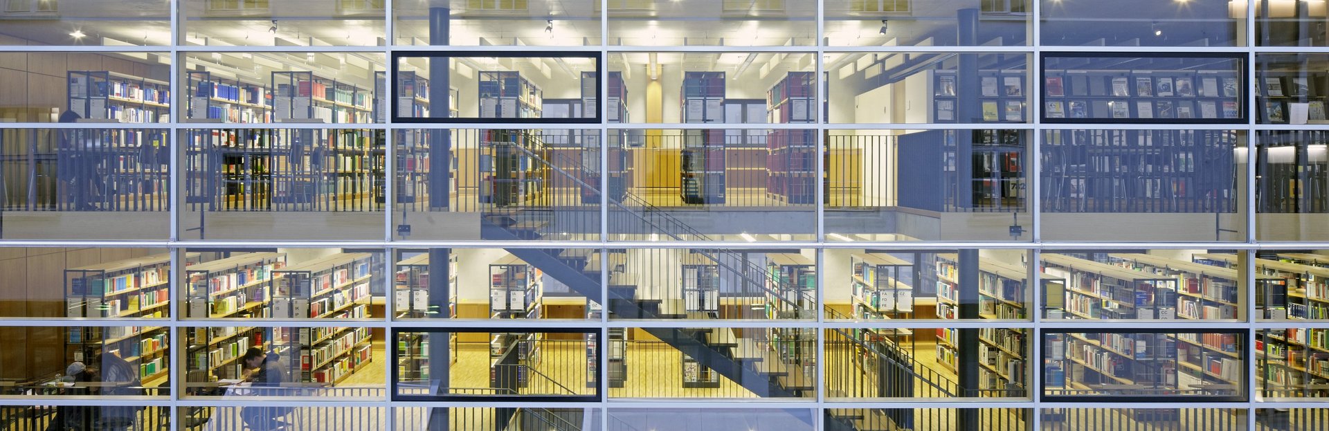 Glasfront der Bibliothek