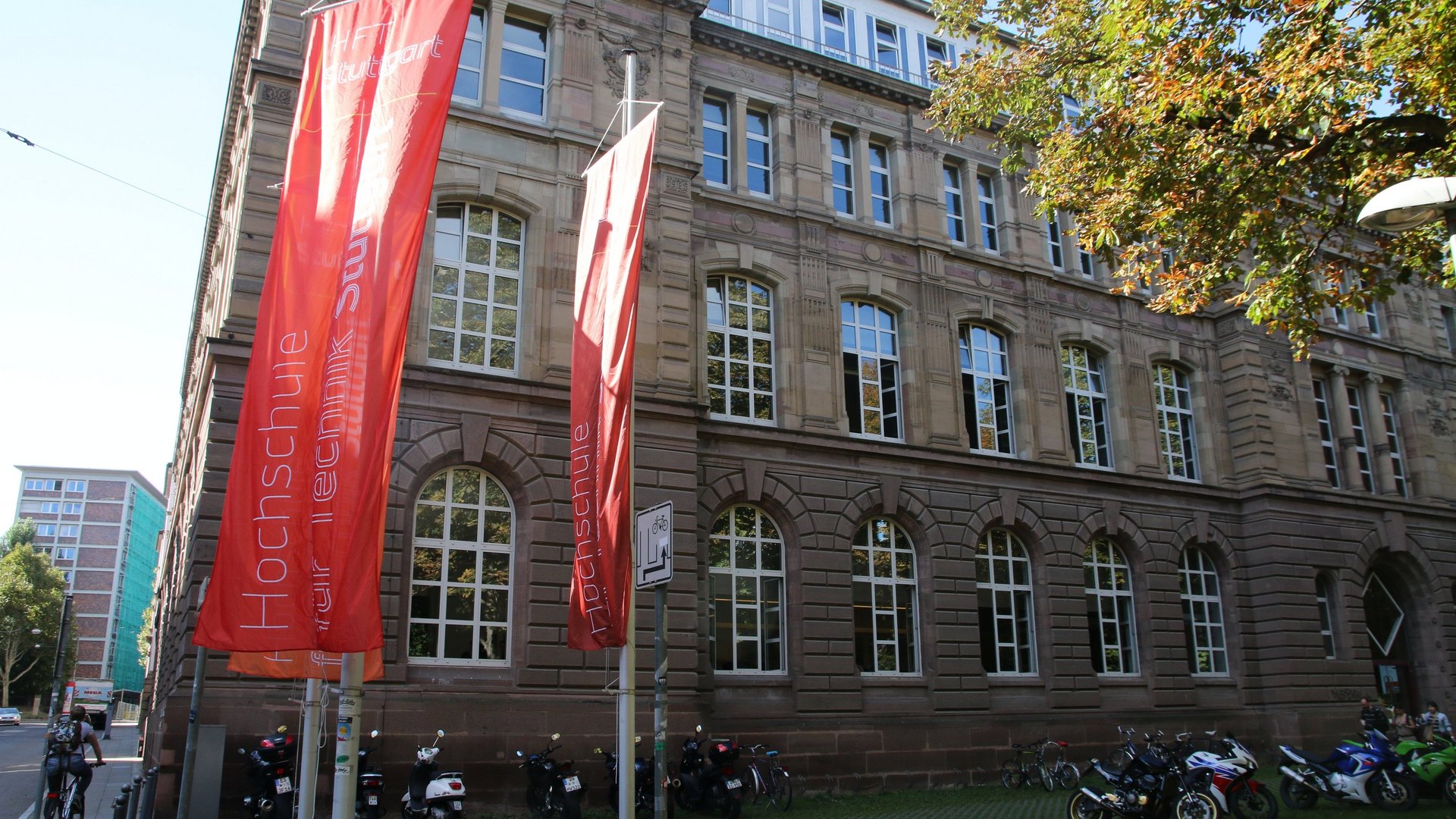 Hochschulgebäude mit Fahnen