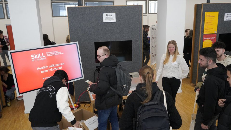 Studierende am Infostand