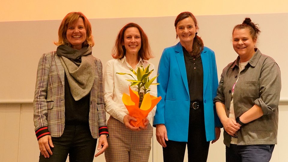 Die für die Kampagne verantwortlichen Personen auf der Bühne mit der Rektorin der Hochschule