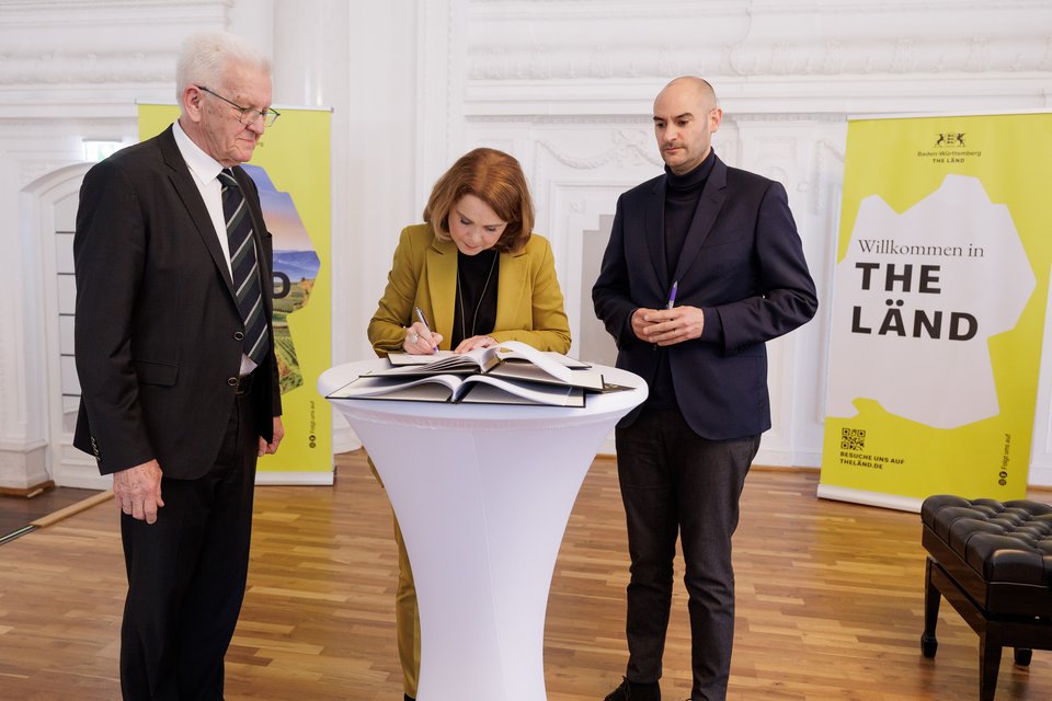 Wissenschaftsministerin Petra Olschowski unterzeichnet die HoFV III. Links neben ihr Ministerpräsident Winfried Kretschmann und rechts Finanzminister Dr. Danyal Bayaz.