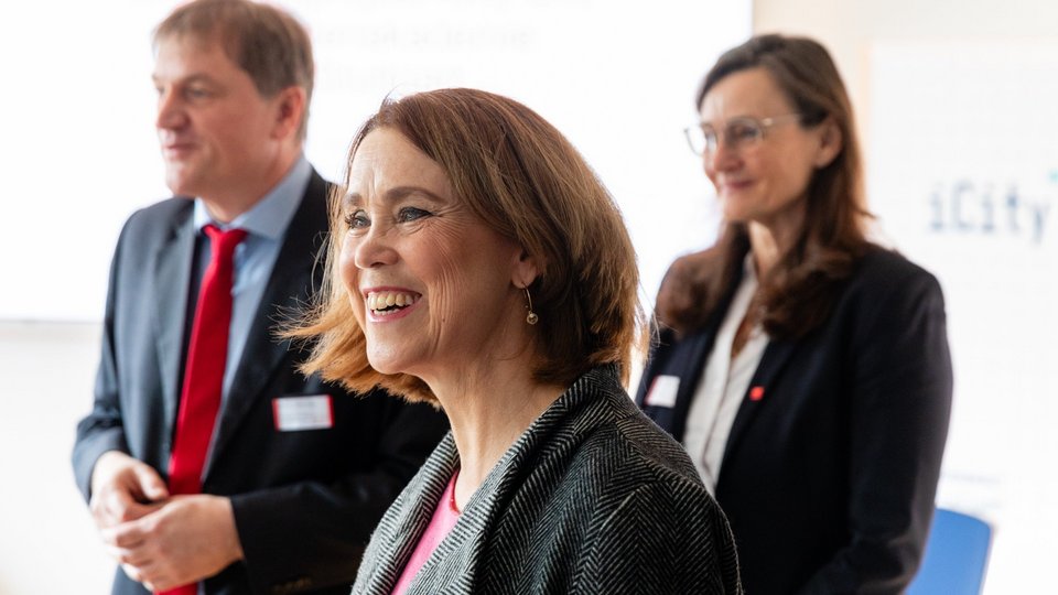 Besuch von Ministerin Olschowski an der HFT Stuttgart - im Gespräch