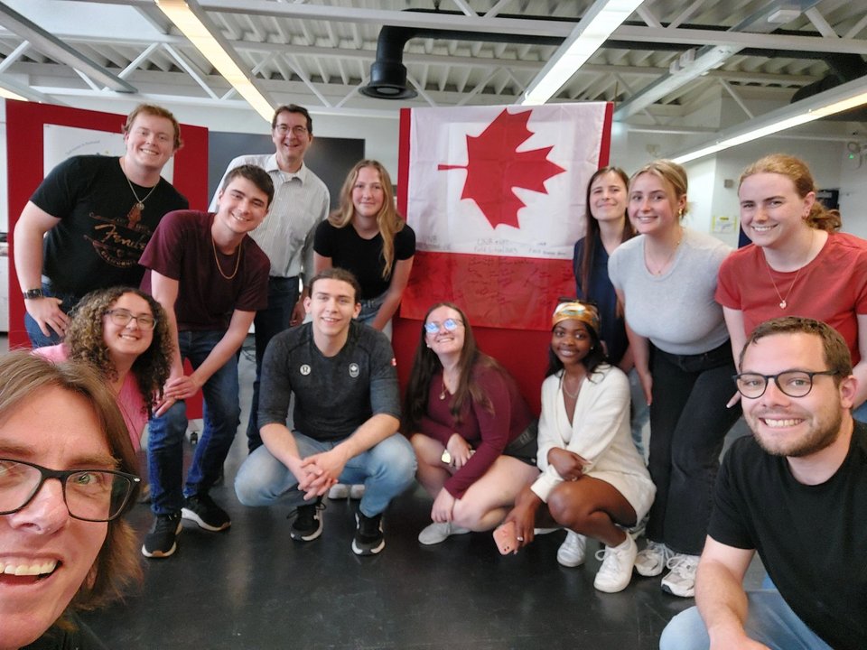 Gruppenfoto mit der Fahne Kanadas
