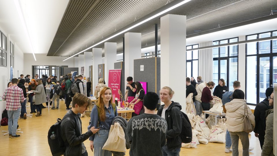 Studierendengruppen im Gespräch