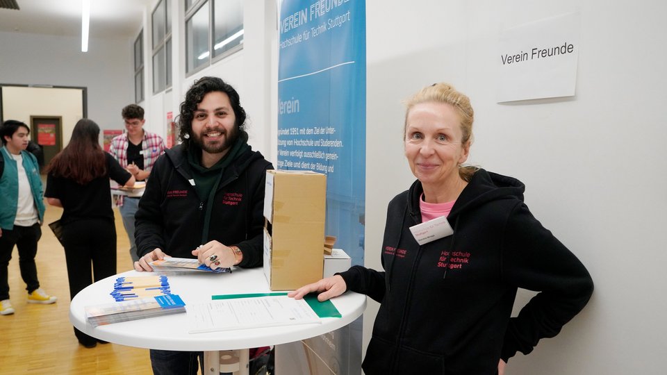 Zwei Personen an einem Informationsstand