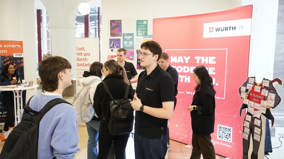 Job Messe KITT 2025 an der HFT Stuttgart, Blick auf die Stände der Unternehmen