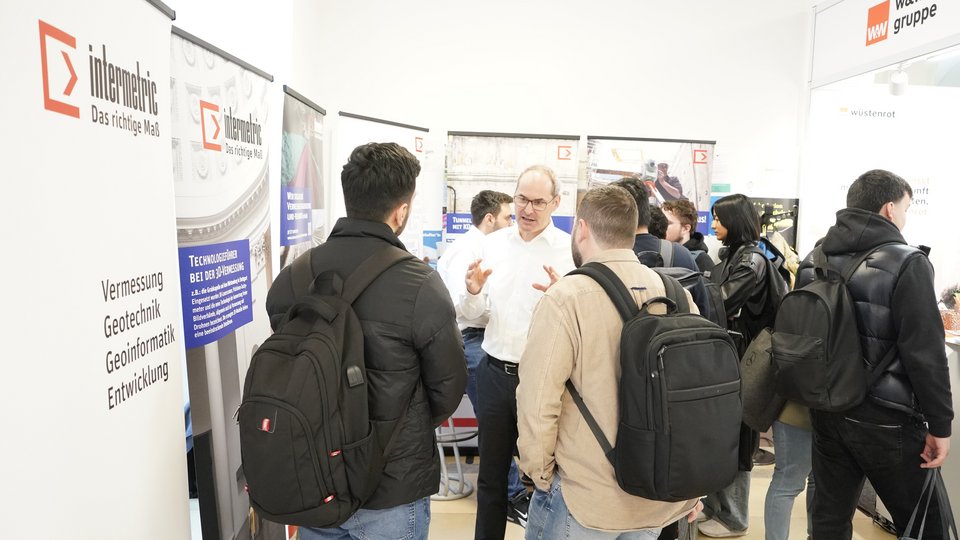 Job Messe KITT 2025 an der HFT Stuttgart, Blick auf die Stände der Unternehmen