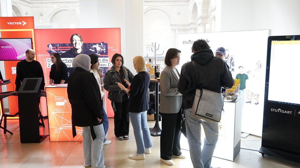 Job Messe KITT 2025 an der HFT Stuttgart, Blick auf die Stände der Unternehmen