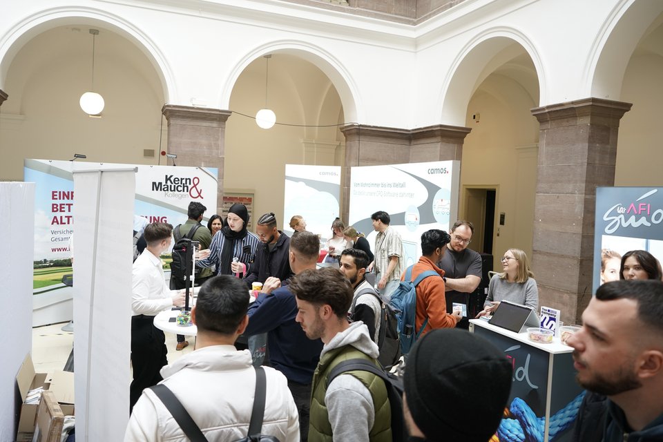 Job Messe KITT 2025 an der HFT Stuttgart, Blick auf die Stände der Unternehmen