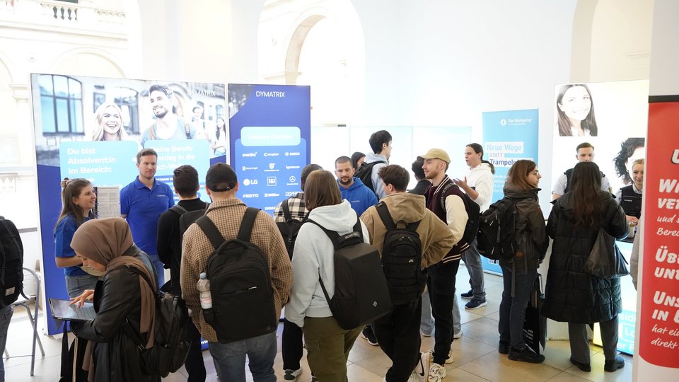 Job Messe KITT 2025 an der HFT Stuttgart, Blick auf die Stände der Unternehmen