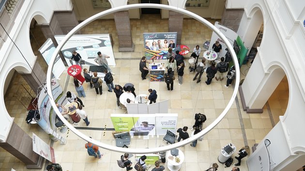 Job Messe KITT 2025 an der HFT Stuttgart, Blick auf die Stände der Unternehmen