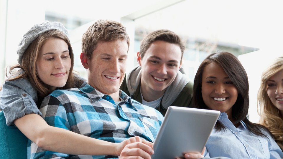 bachelor studierende angewandte mathematik und künstliche intelligenz freuen sich. bild shutterstock 247454359 hero images on off set