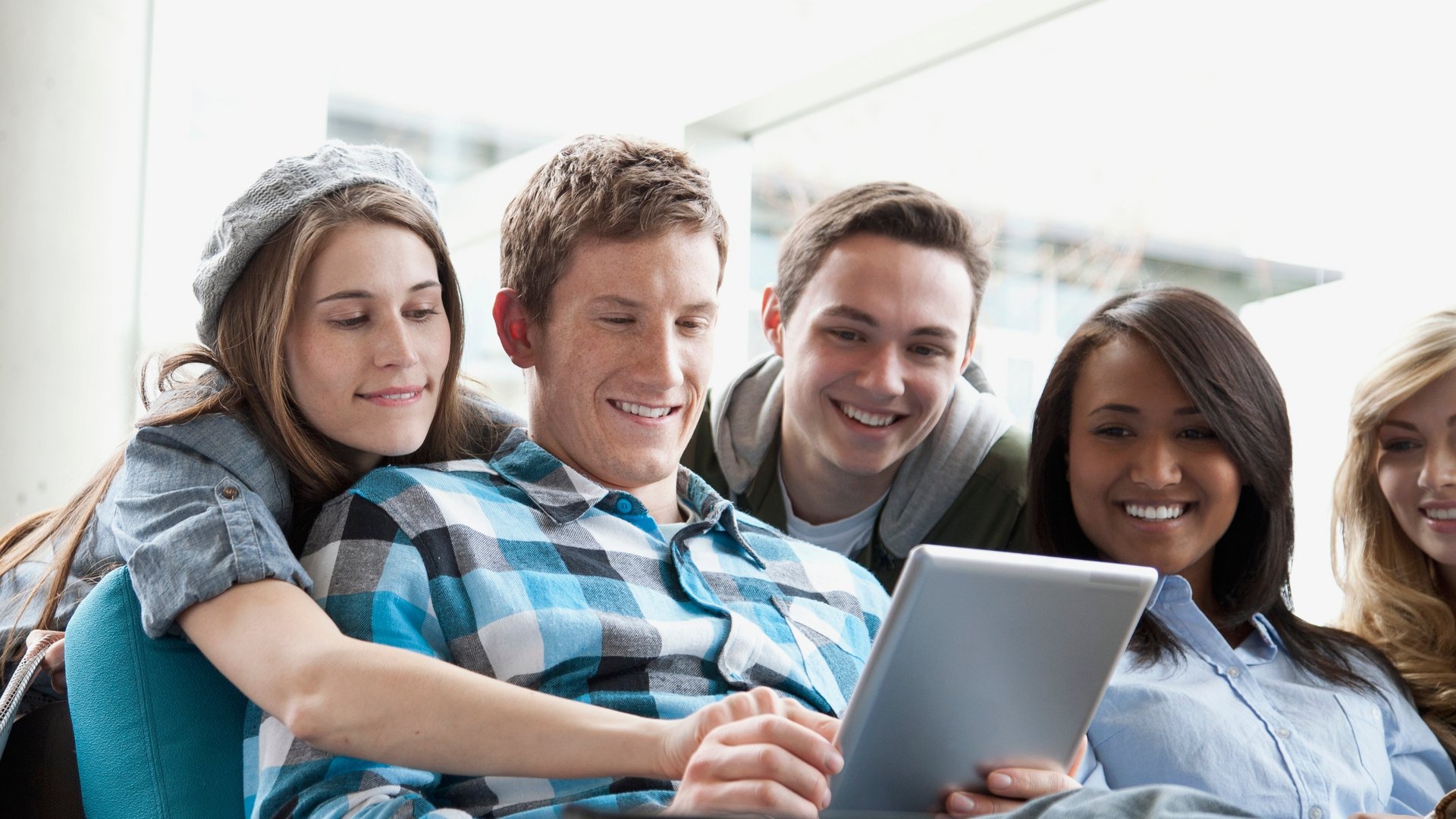 bachelor studierende angewandte mathematik und künstliche intelligenz freuen sich. bild shutterstock 247454359 hero images on off set