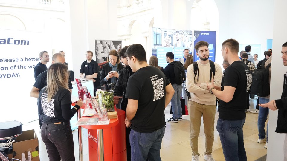 Job Messe KITT 2025 an der HFT Stuttgart, Blick auf die Stände der Unternehmen