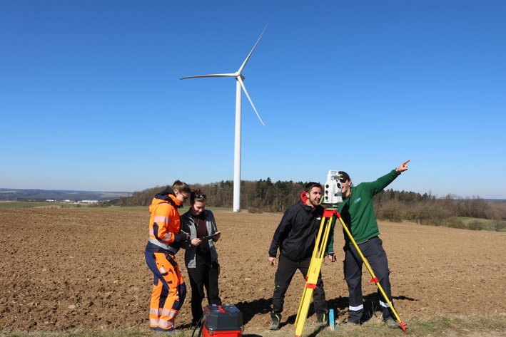 Hohenbestimmung der Windenergieanlage beim Integrierten Vermessungsprojekt